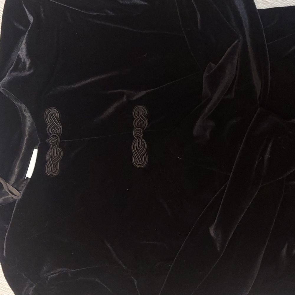 Vintage designer velvety / valour? Top with beautiful knots used as buckles